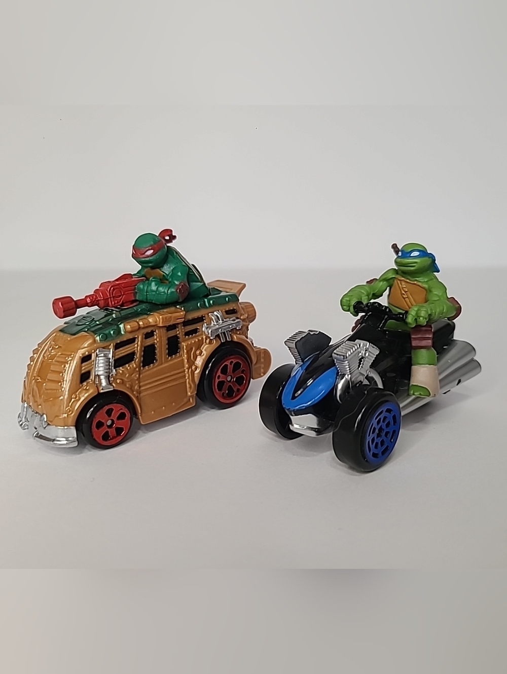 Lot of 2 TMNT Diecast Cars 2.5" 2014 Viacom Teenage Mutant Ninja Turtles